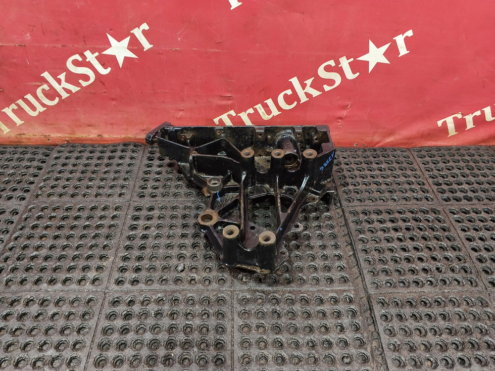 Кронштейн буксировочный правый