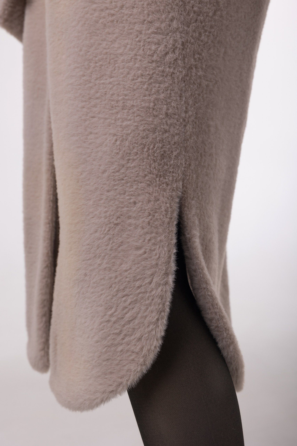 Пальто с капюшоном утепленное