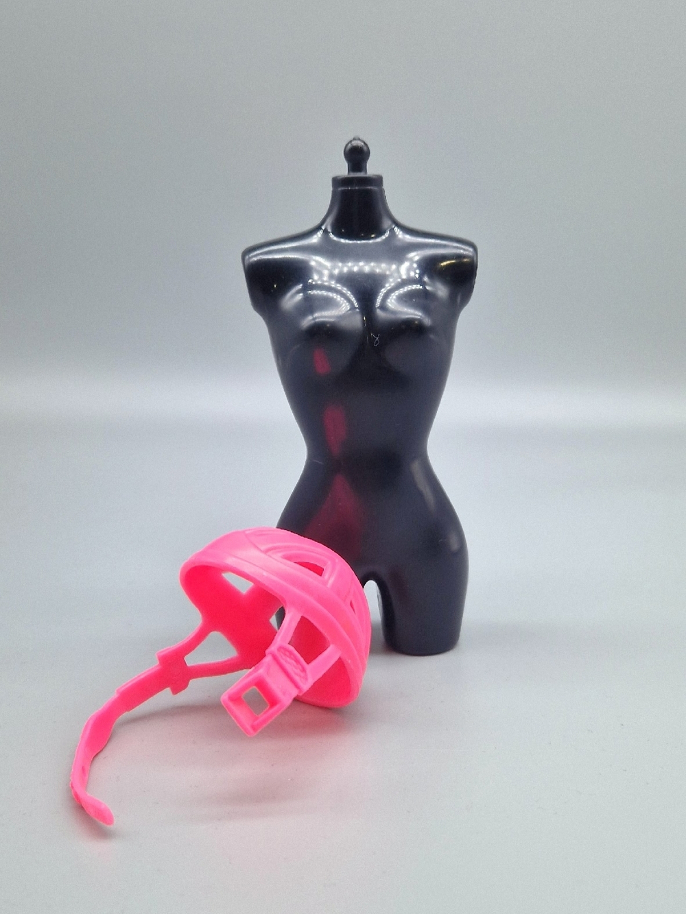 Аксессуар для куклы Барби винтаж - шлем 0715