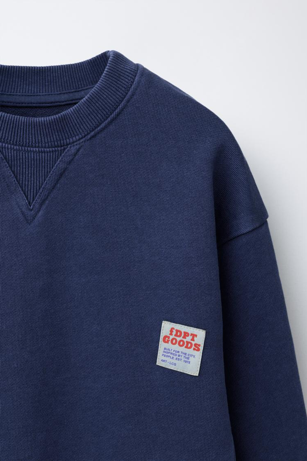 ZARA ТОЛСТОВКА ИЗ КРАШЕНОЙ ТКАНИ С НАШИВКОЙ, СИНИЙ