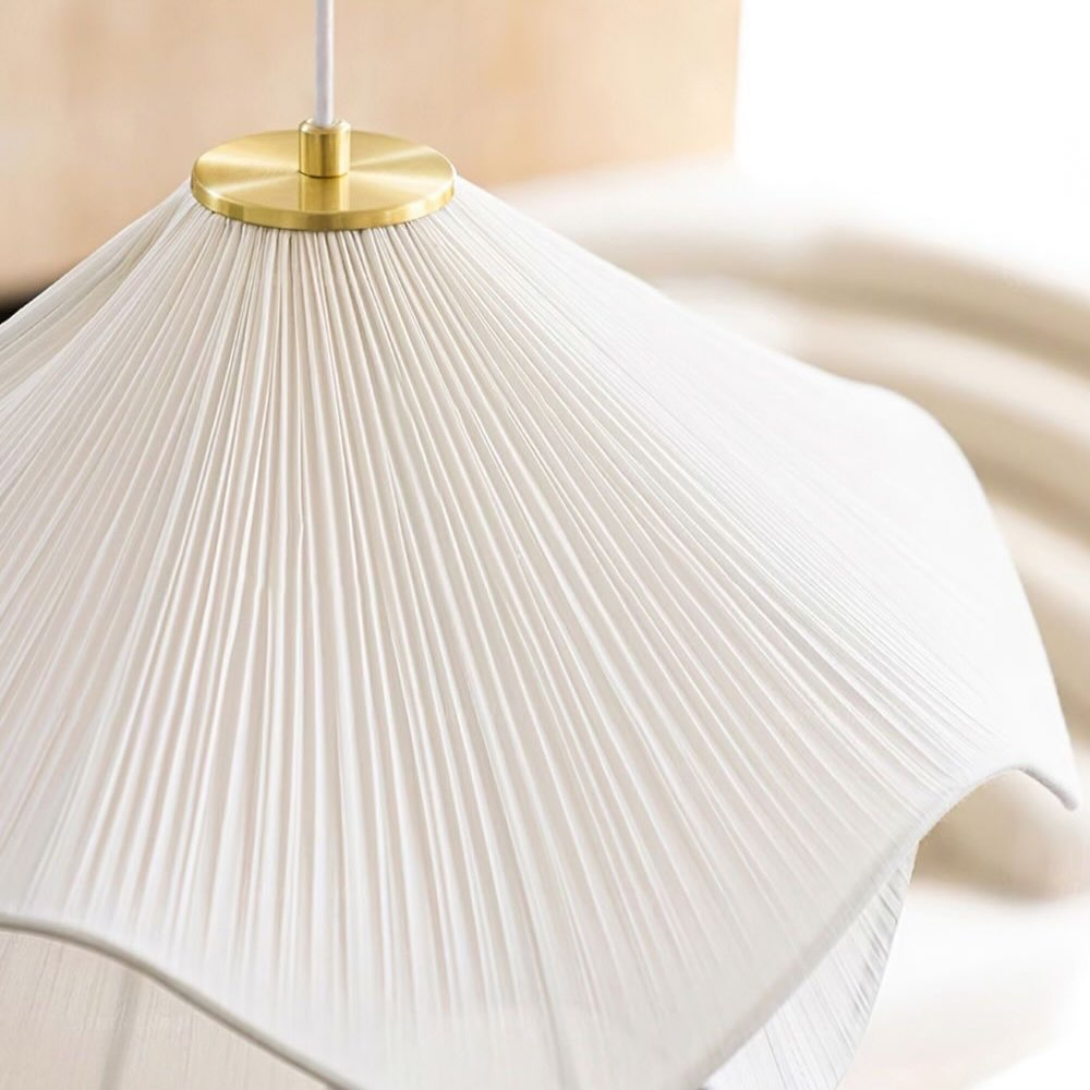 Изящная подвесная люстра с волнообразным плафоном, создающая мягкое и равномерное освещение.