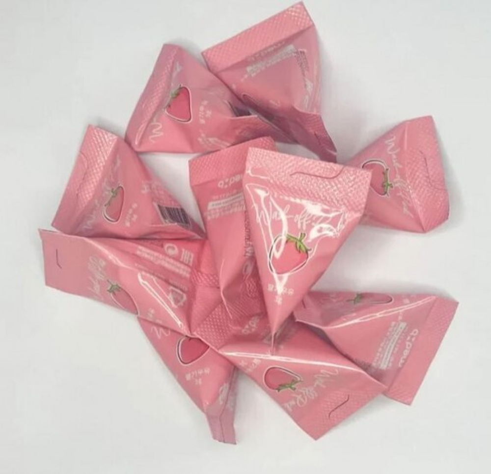 Глубоко очищающая клубничная маска для лица Med B Cosmetic Strawberry Milk Wash Off Pack