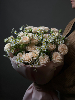 Дуо букет « Кустовые розы и ромашки»