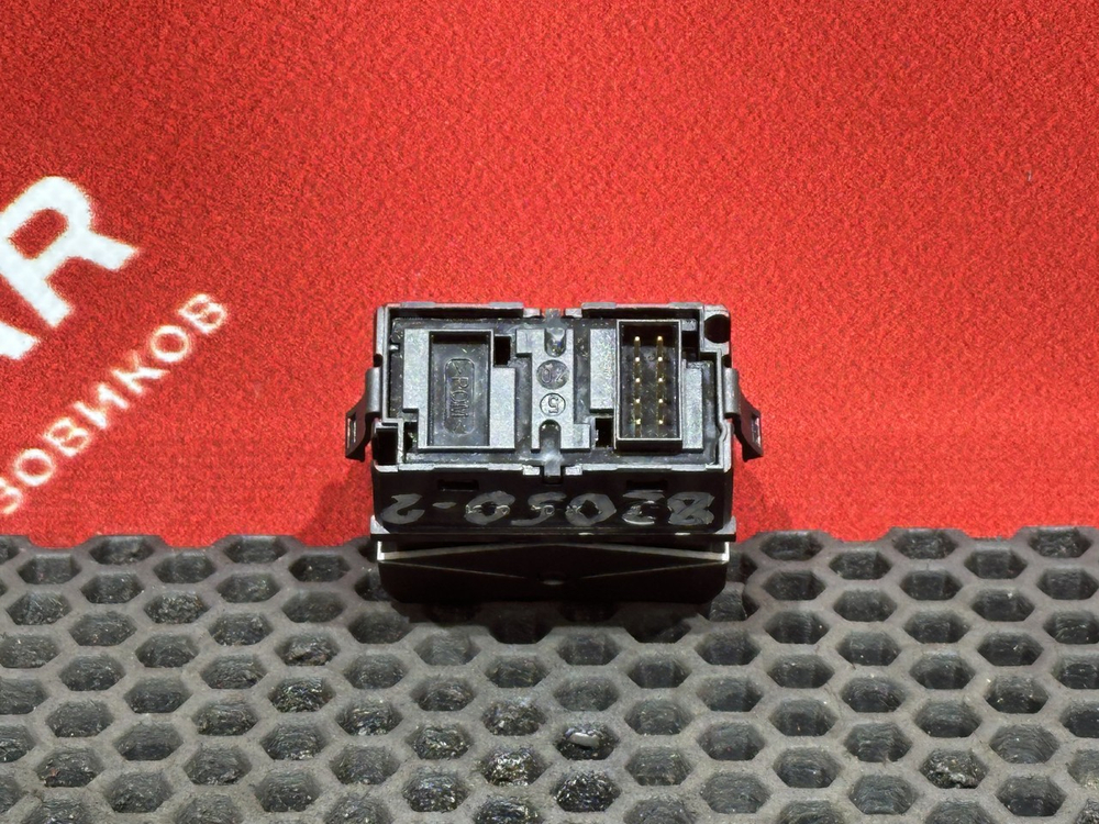 Кнопка света фар за кабину