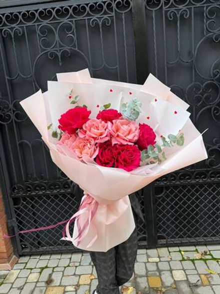 Букет красных и нежно розовых французских роз 9 штук