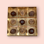 Коробка для конфет ПРЕМИУМ с маленьким окном 160*160*45 (9) (шоколадно-бежевая/золото)