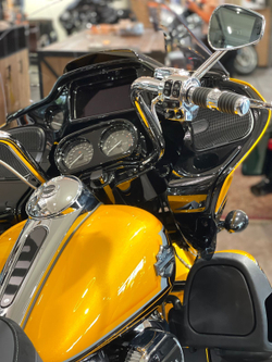 Harley-Davidson CVO Road Glide Limited (Hightail Yellow Pearl)