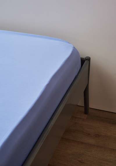 Простыня на резинке из премиального сатина сиреневого цвета из коллекции essential, 180х200х30 см