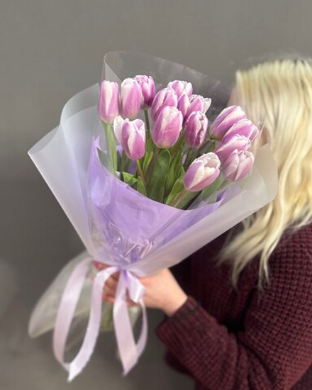 Букет с 15 сиреневыми тюльпанами