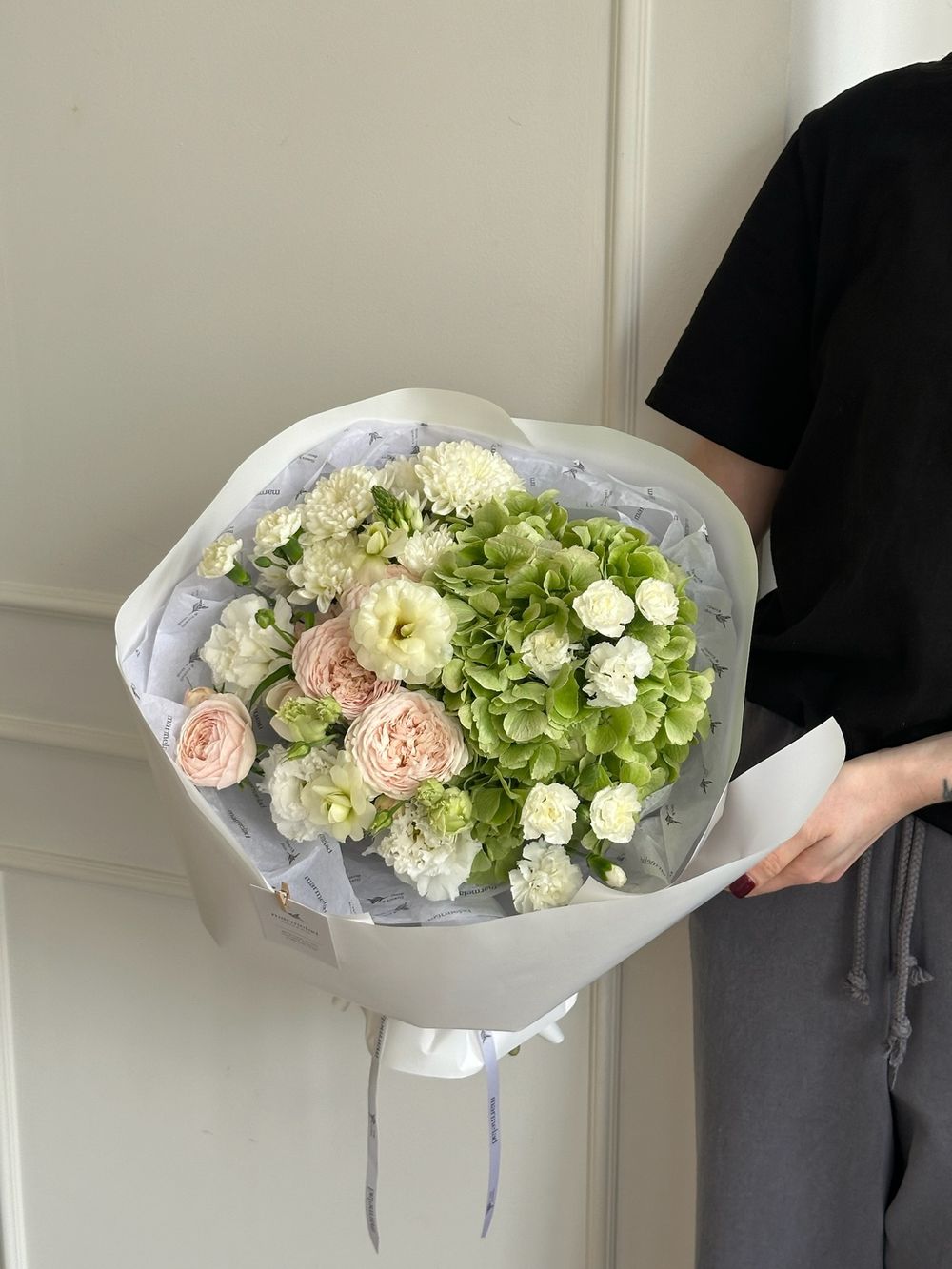 Букет из гортензии, кустовых пионовидных роз, лизиантуса и диантусов