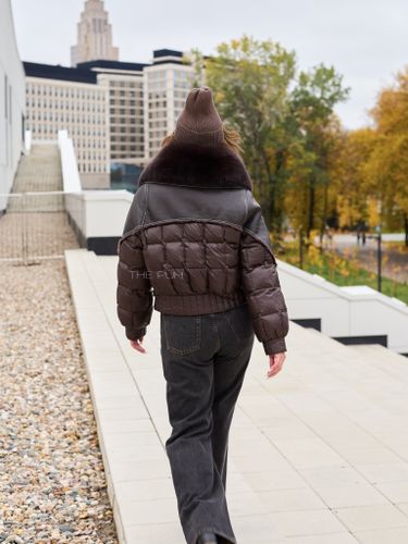 Комбинированный шоколадный пуховик с мехом