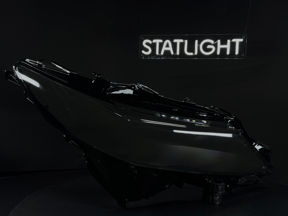 Правое стекло фары Toyota Camry XV70 рест 2017-2020