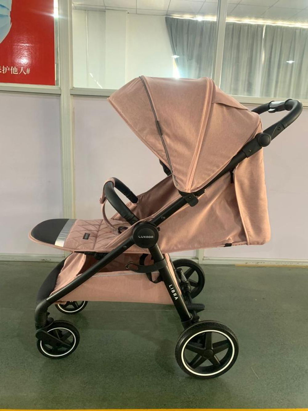 Прогулочная коляска Luxmom 730 ч/р