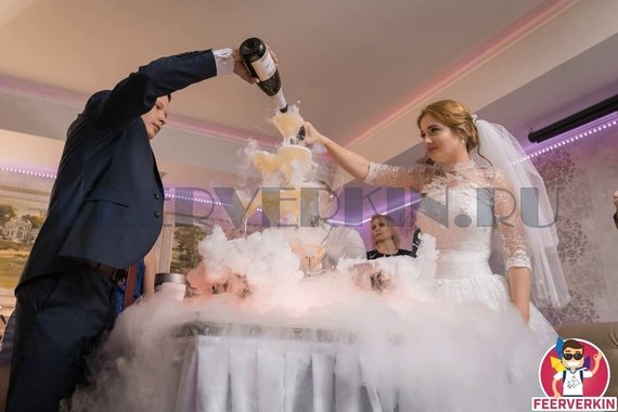 Горка шампанского (пирамида из бокалов)