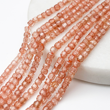 Фианит Куб бусины (кубический цирконий), цвет персиковый, размер около 3 мм, цена за отрезок 17-18 см (1/2 нити)