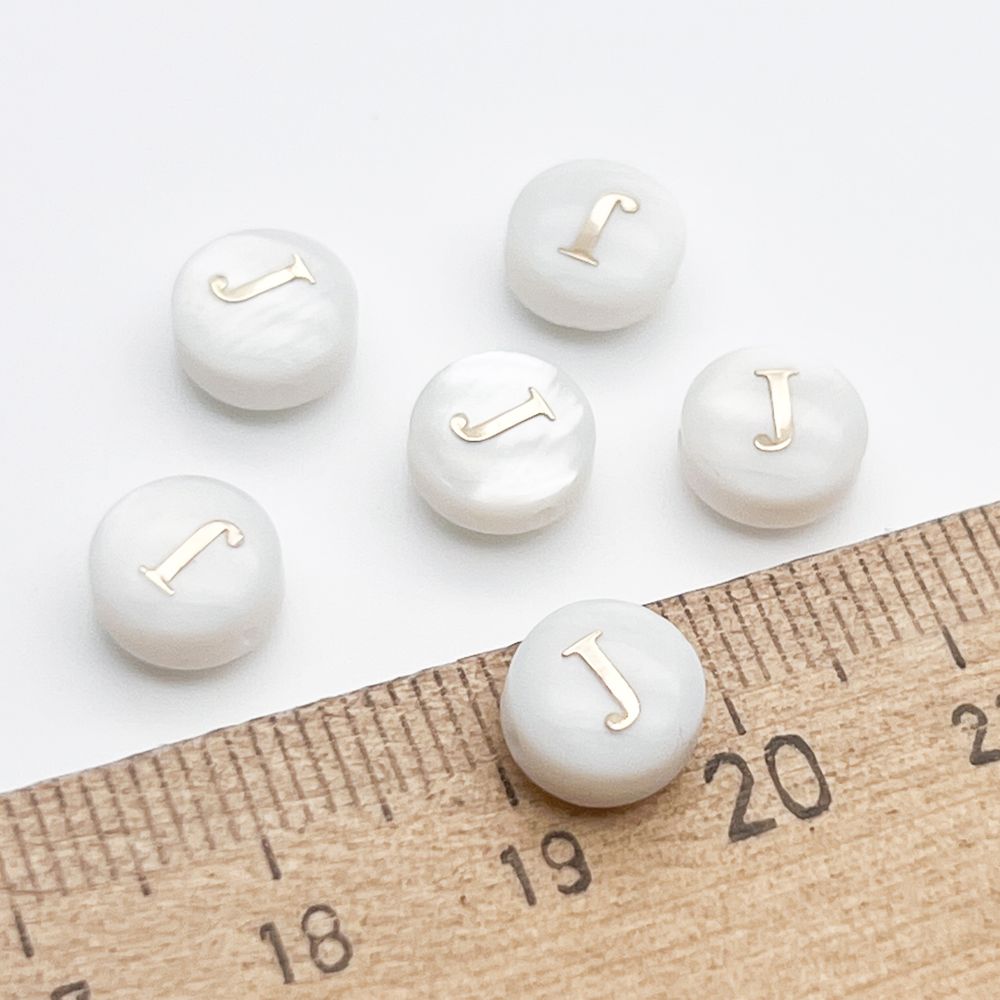 Буква J, бусина, перламутр, диаметр 7,5-8 мм, толщина 4,5-5 мм, цена за 1 шт