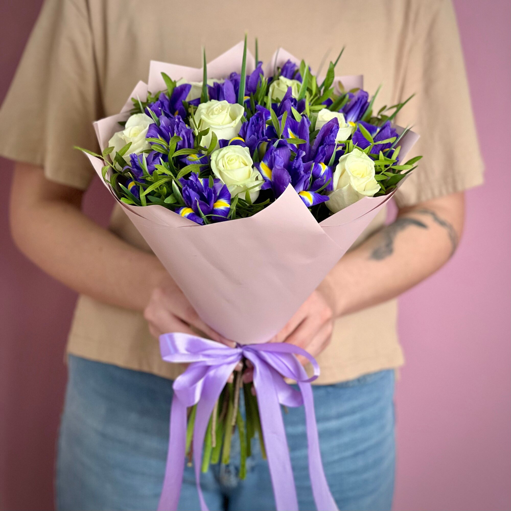 Цветы живые букет из ирисов и белых роз в упаковке с лентой