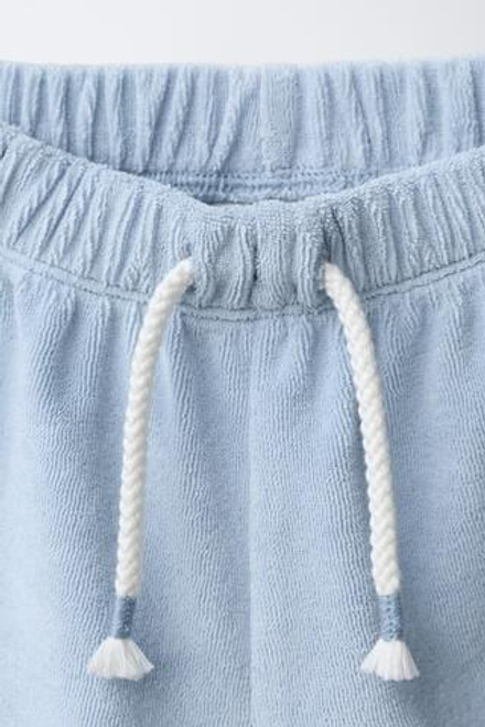 ZARA КОМПЛЕКТ ИЗ ФУТБОЛКИ И ШОРТОВ ИЗ МАХРОВОЙ ТКАНИ, НЕОНОВЫЙ СИНИЙ