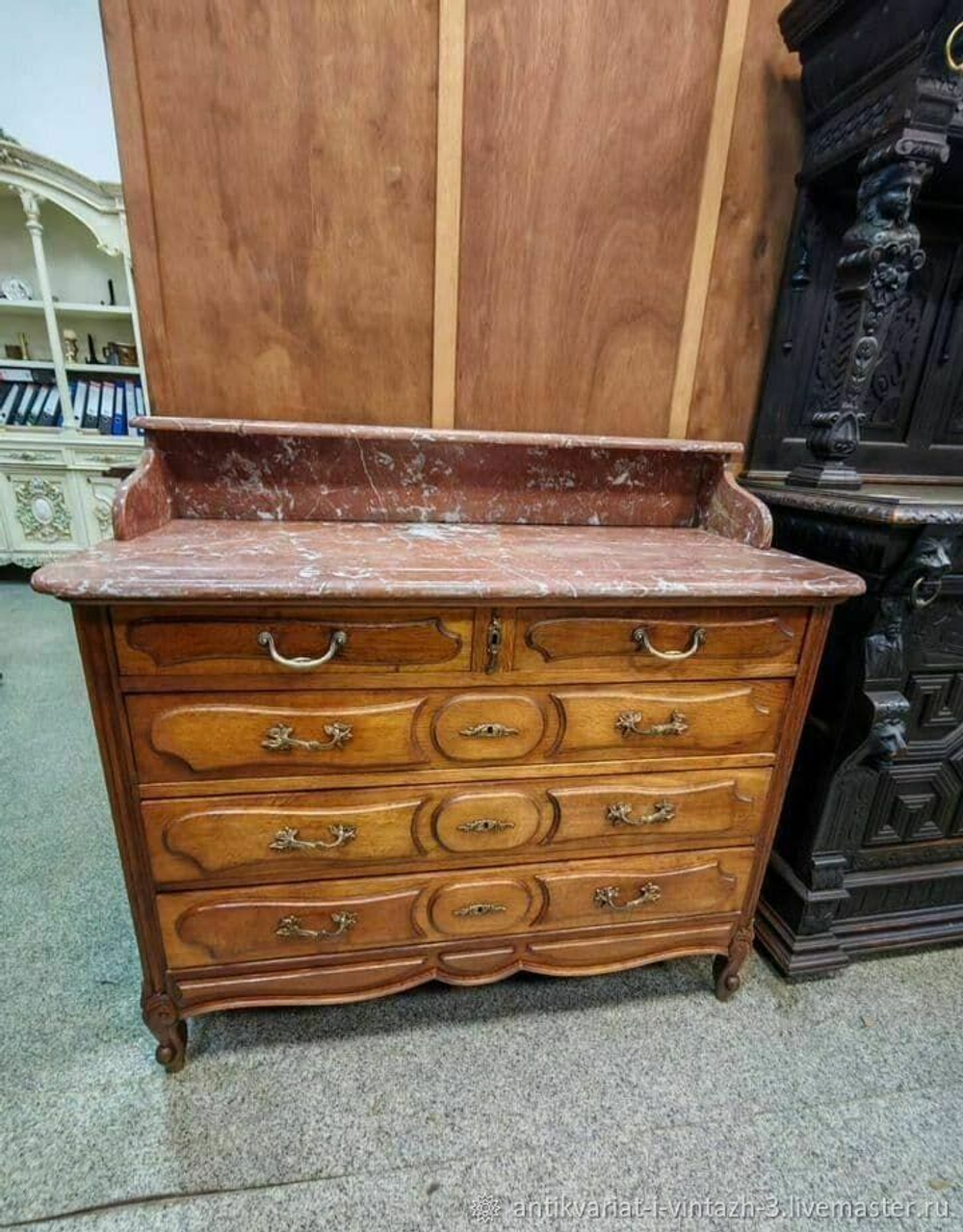 Старинный комод с мрамором