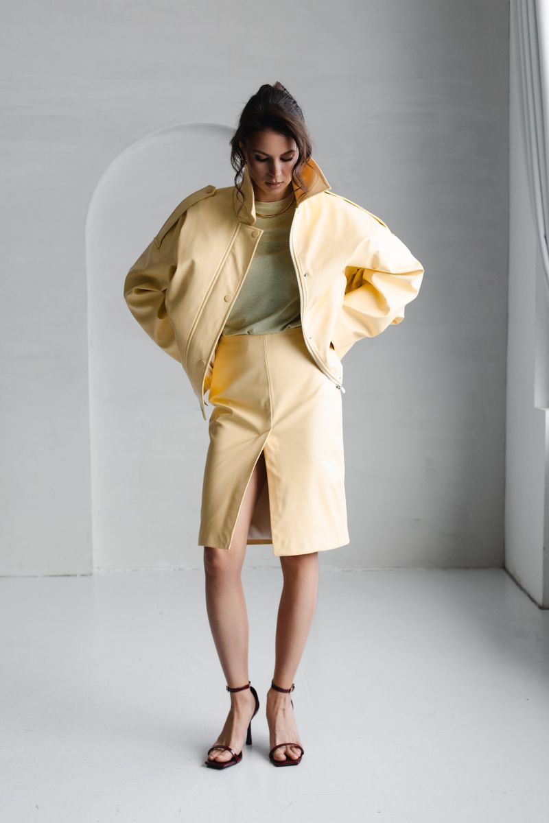 Юбка из эко-кожи с разрезом миди лимонная