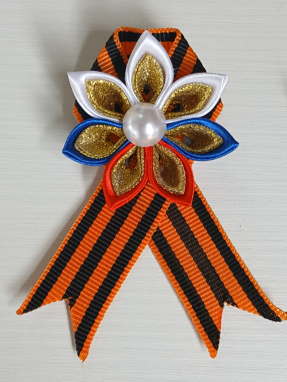 Брошь на 9 мая (Цветок и веточка) из георгиевской ленты