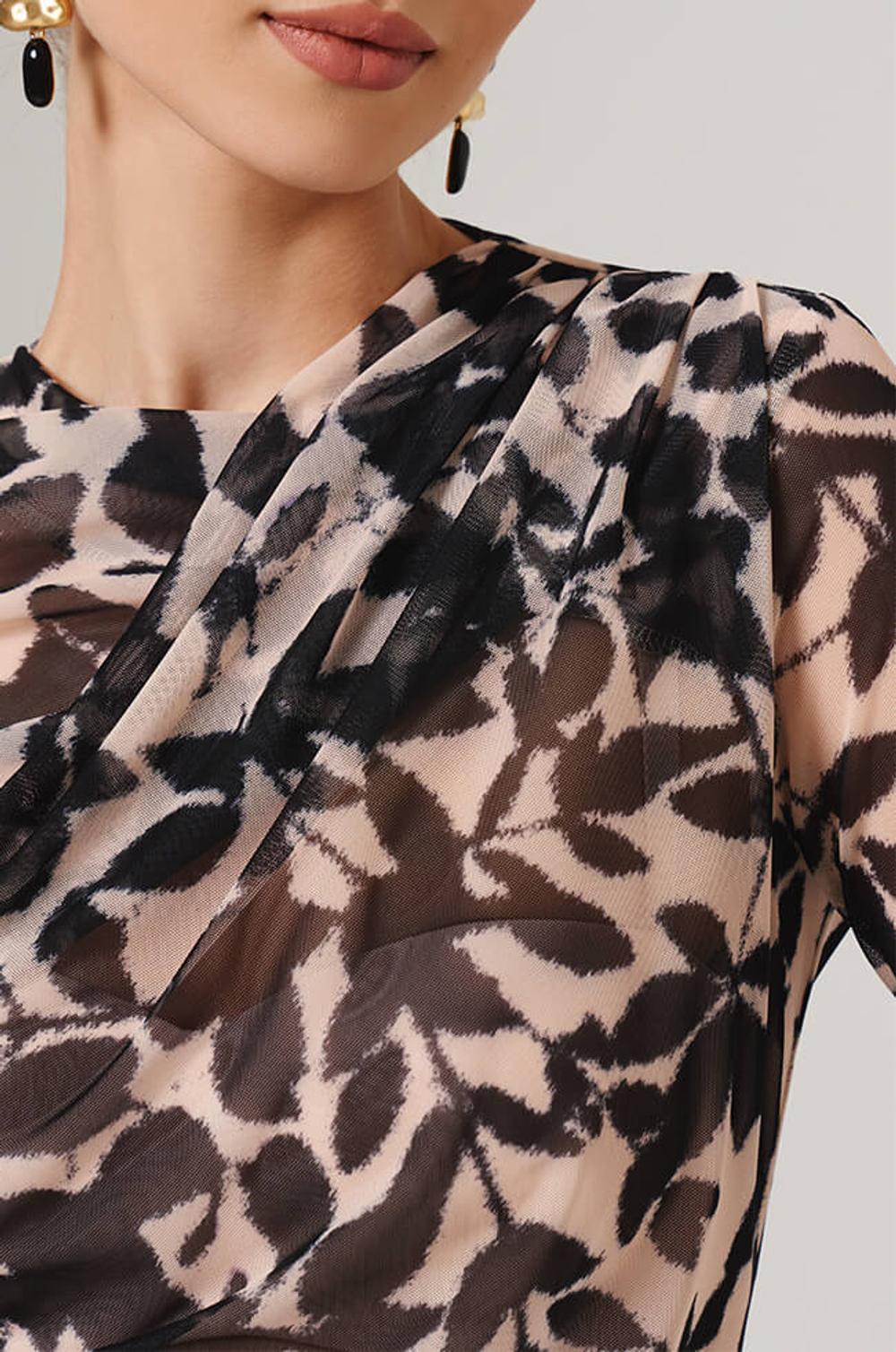 23099 Лонгслив женский (бежево-черный принт)