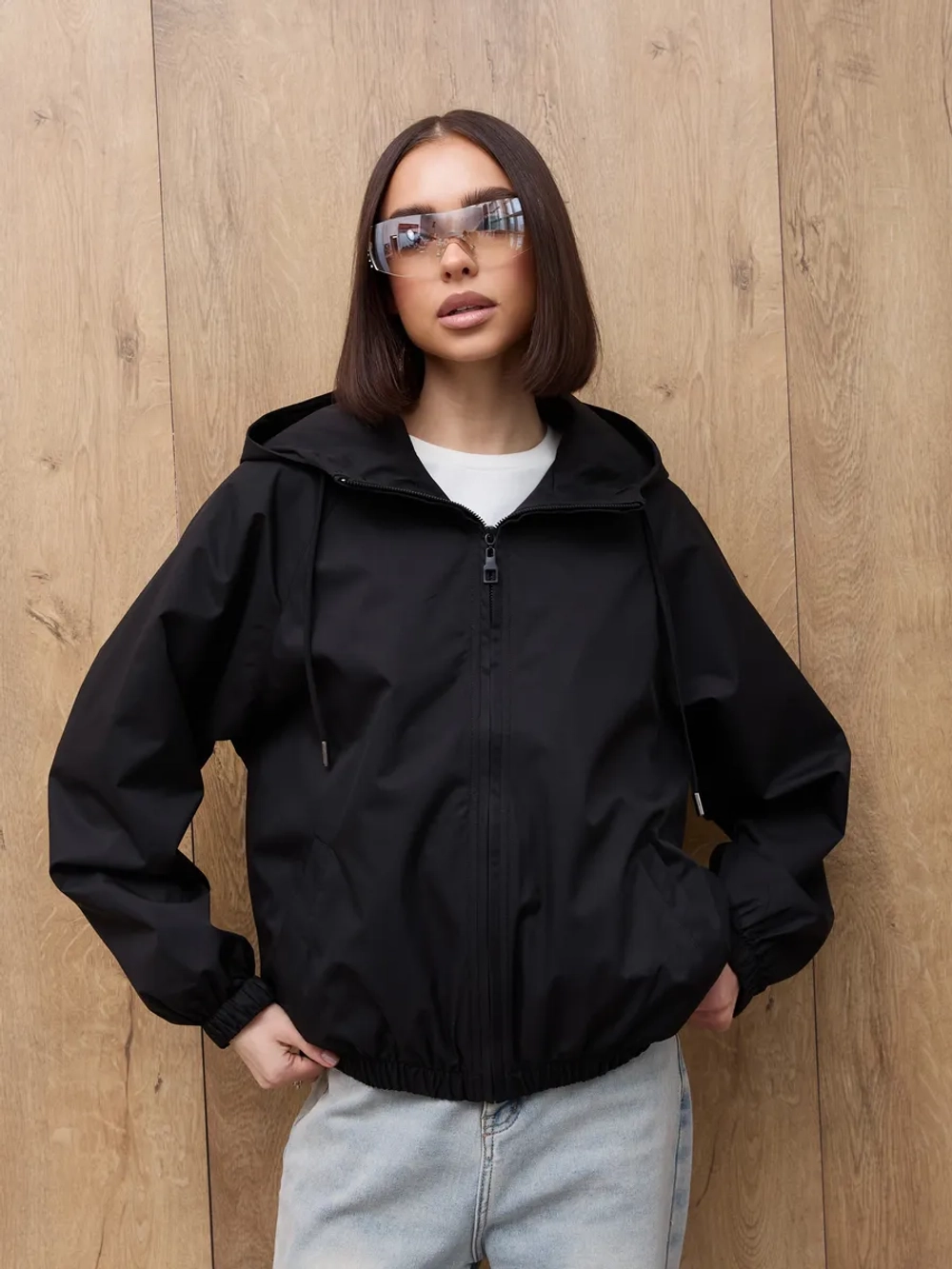 Ветровка с капюшоном