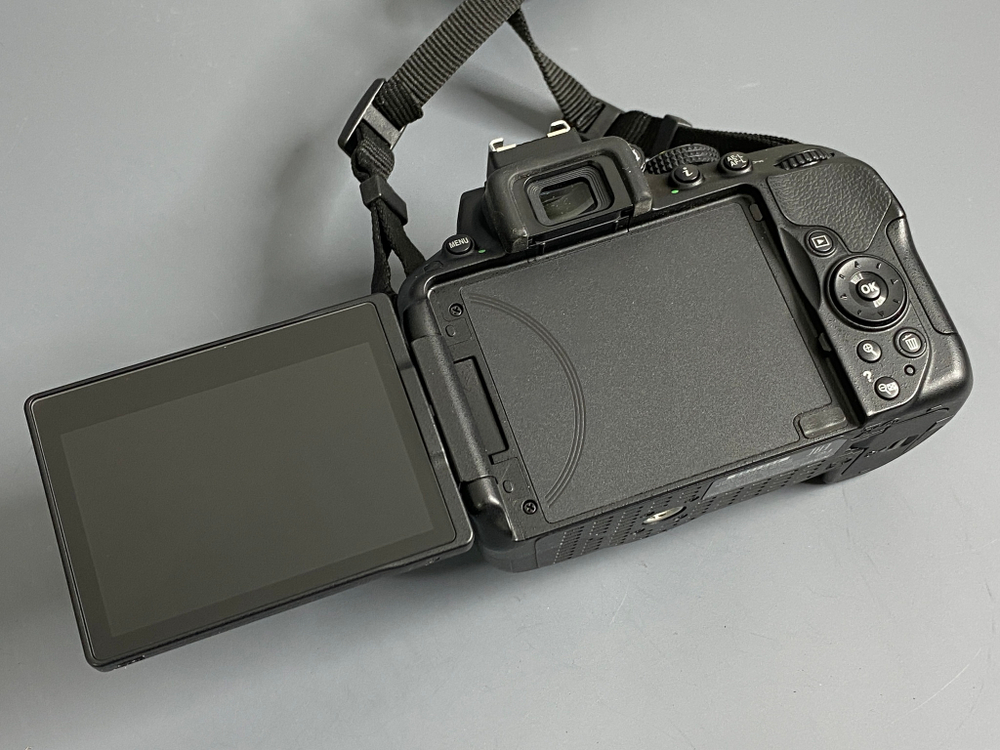 Nikon D5300 kit AF-P DX 18-55mm 3.5-5.6G VR 300 кадров