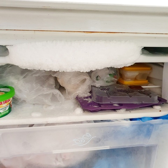 Вода под холодильником Indesit: почему это происходит и как устранить.