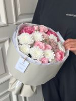 Букет сборный из кустовой пионовидной розы, хризантемы и озотамнуса