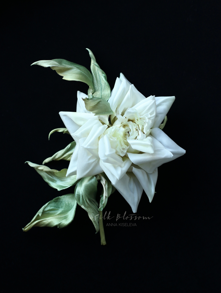 Брошь Белая Роза из шелка