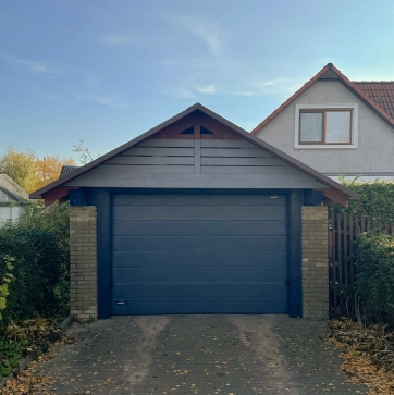 Секционные гаражные ворота DoorHan в сером цвете под навесом