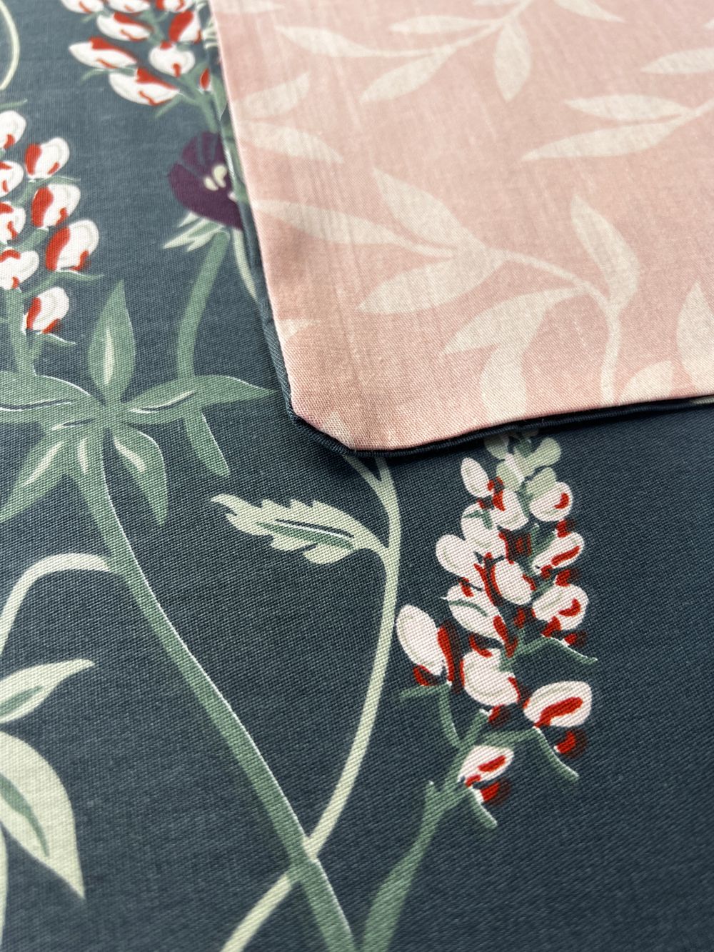 Постельное белье "Люпин/Люпин (компаньон)" 2-спальный   наволочки 50х70 2шт Простынь на резинке 160х200 см  Пододеяльник 175х215 см  Сказка сатин