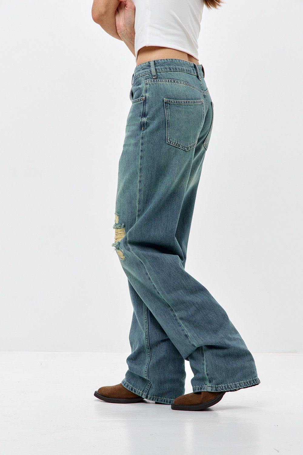 Джинсы wide leg с потертостями сине-зеленого цвета