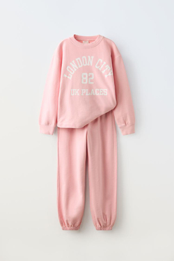 ZARA КОМПЛЕКТ ИЗ БРЮК И ТОЛСТОВКИ С НАДПИСЬЮ, РОЗОВЫЙ