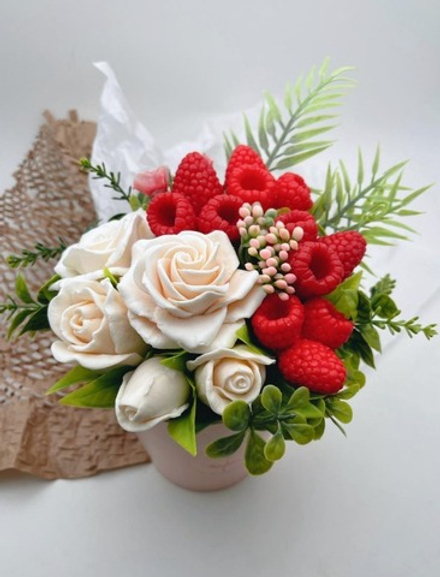 Букет «Малина в розах»