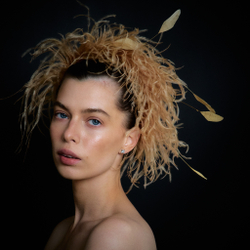 Ободок тонкий с бежевыми перьями