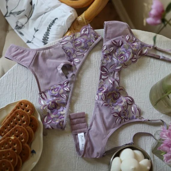 Вышивка на сетке лаванда (левая) 20 см