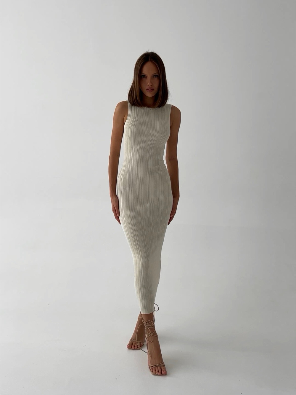 Платье вязаное, силуэтное, длинное, без рукавов