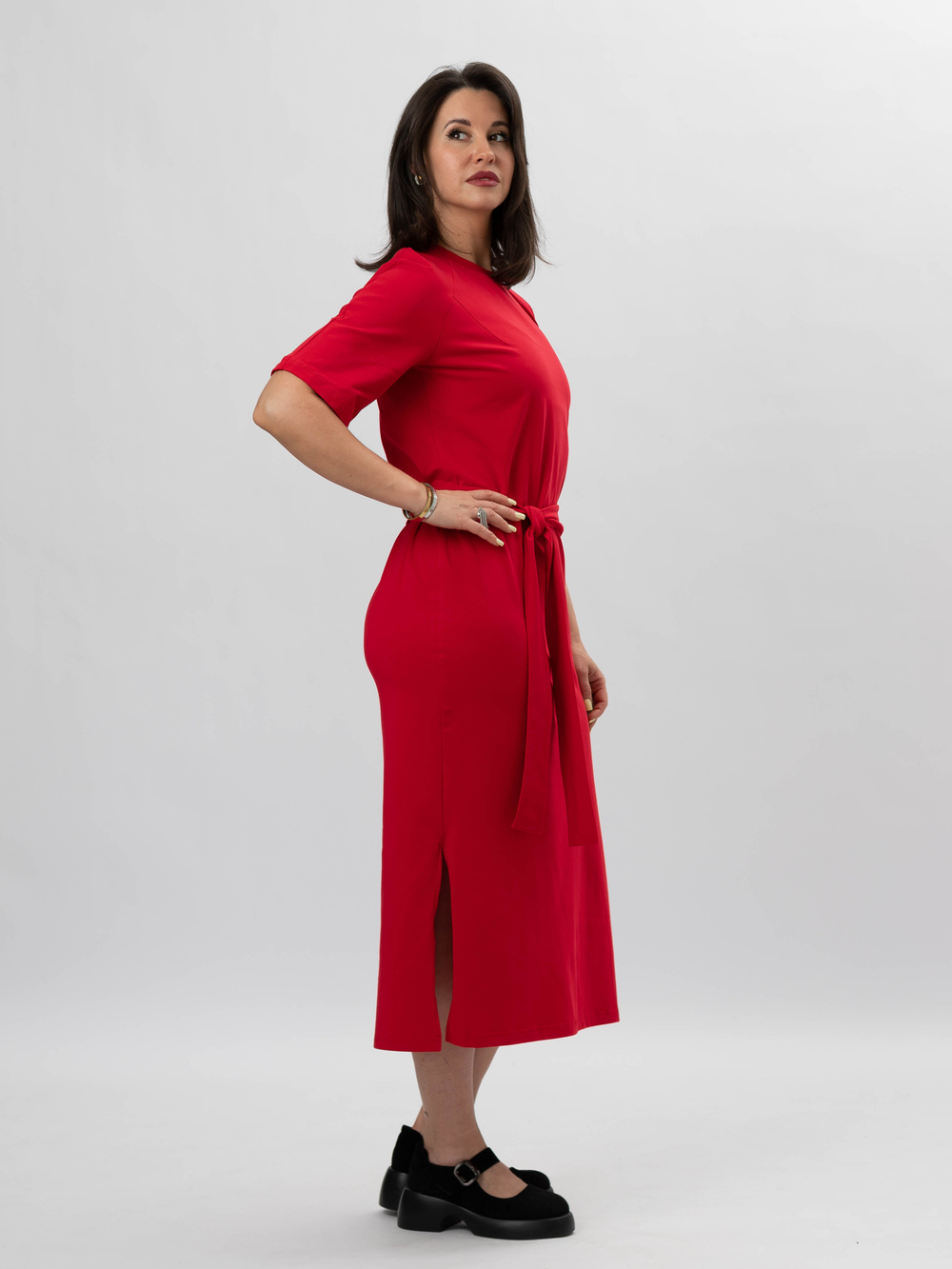 Платье спортивное с разрезами и поясом