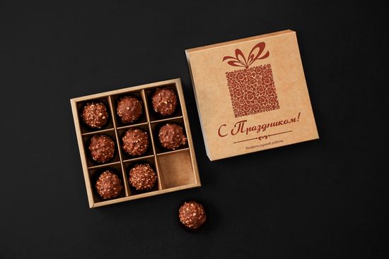 Упаковка с рисунком для 9 шоколадных конфет. С праздником!
