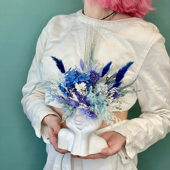 «blue melody» композиция из стабилизированных цветов и сухоцветов