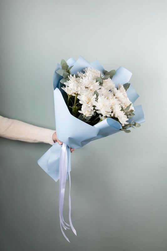 Букет из белых кустовых хризантем с эвкалиптом Букет из белых кустовых хризантем с эвкалиптом