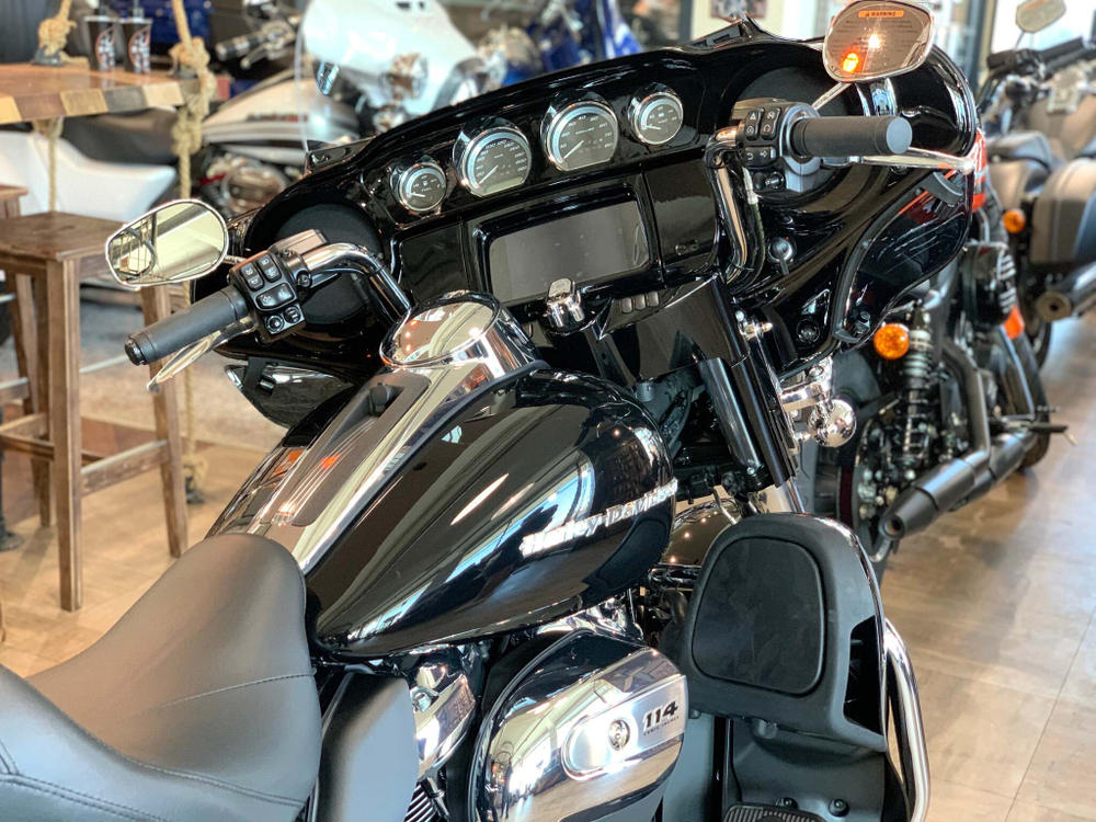 Ultra Limited, Harley-Davidson (FLHTK), 2021 vivid black