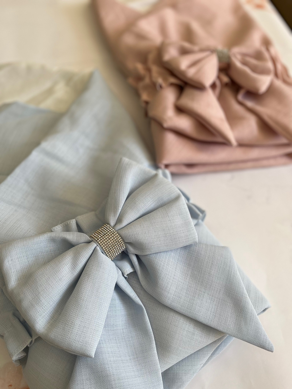 Одеяло-конверт для новорожденного "Бант со стразой" (Одеяло-конверт, поясок) (Цвет: Серый)