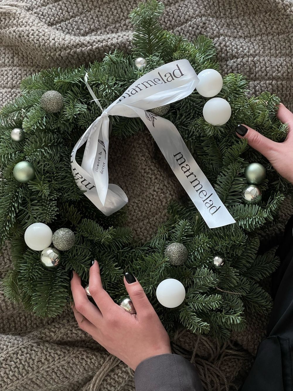 Новогодний венок в бело-серой гамме