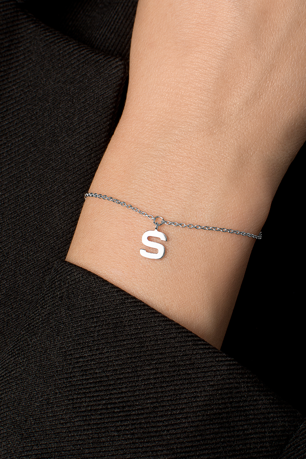 Серебряный браслет с буквой "S"