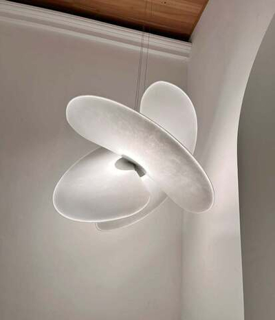 дизайнерская люстра — сочетание лёгкости и современного стиля.