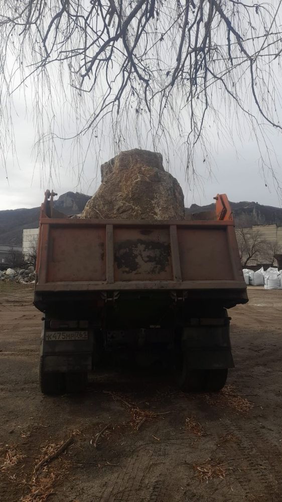 Наш валун изготовлен из горной породы Лиственит, известного своей уникальной текстурой и красивыми прожилками