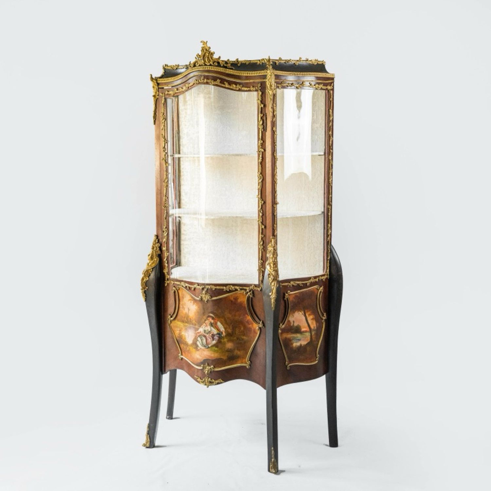 Витрина в дворцовом стиле